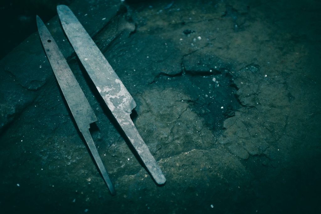 El trozo de acero y hierro ya tomaba la forma de un cuchillo