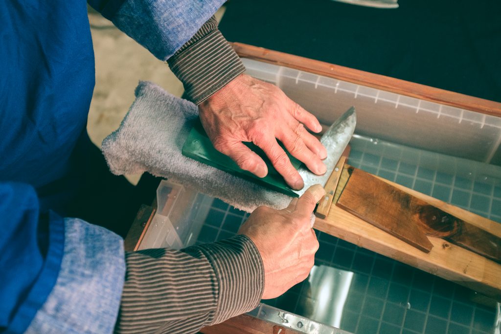 En la tienda Wada podrás afilar un cuchillo y grabarle unos caracteres