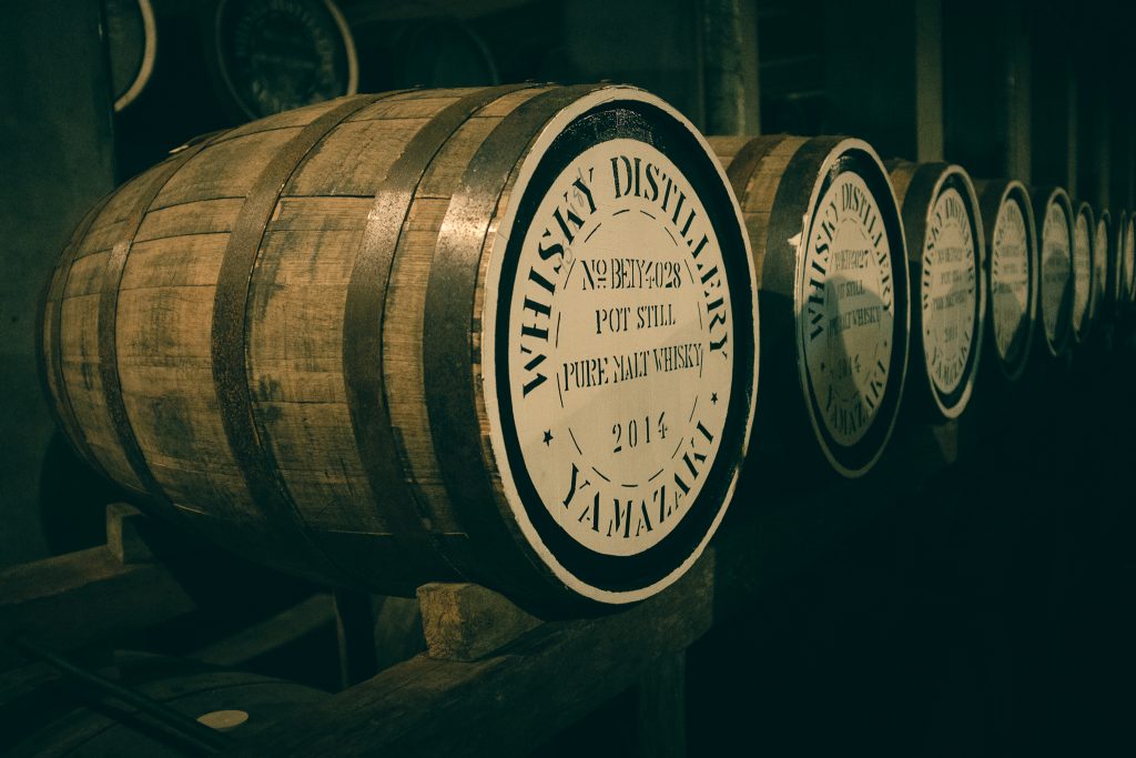 Detalle de un bote de whiskey japonés