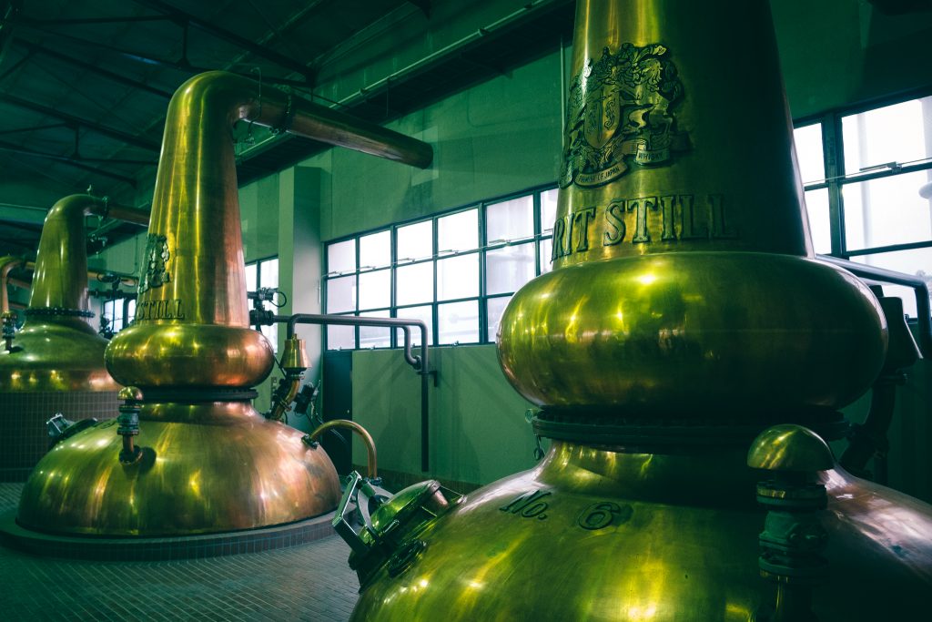 Sala donde se produce la destilación real en la destilería Yamazaki, en Osaka
