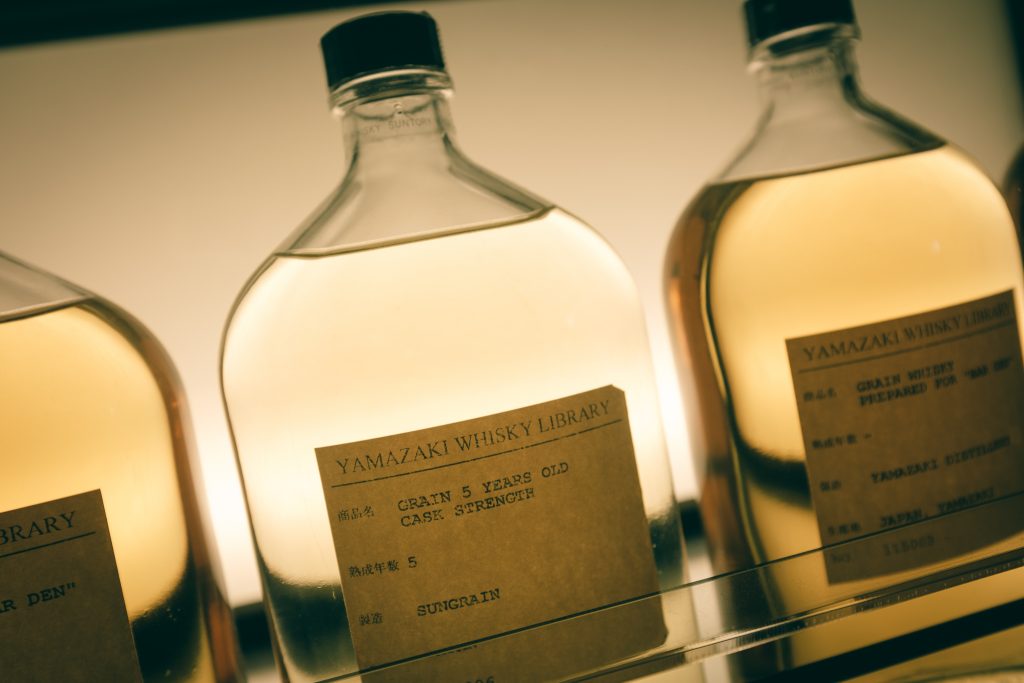 Una de las botellas de whisky japonés en la destilería Yamazaki