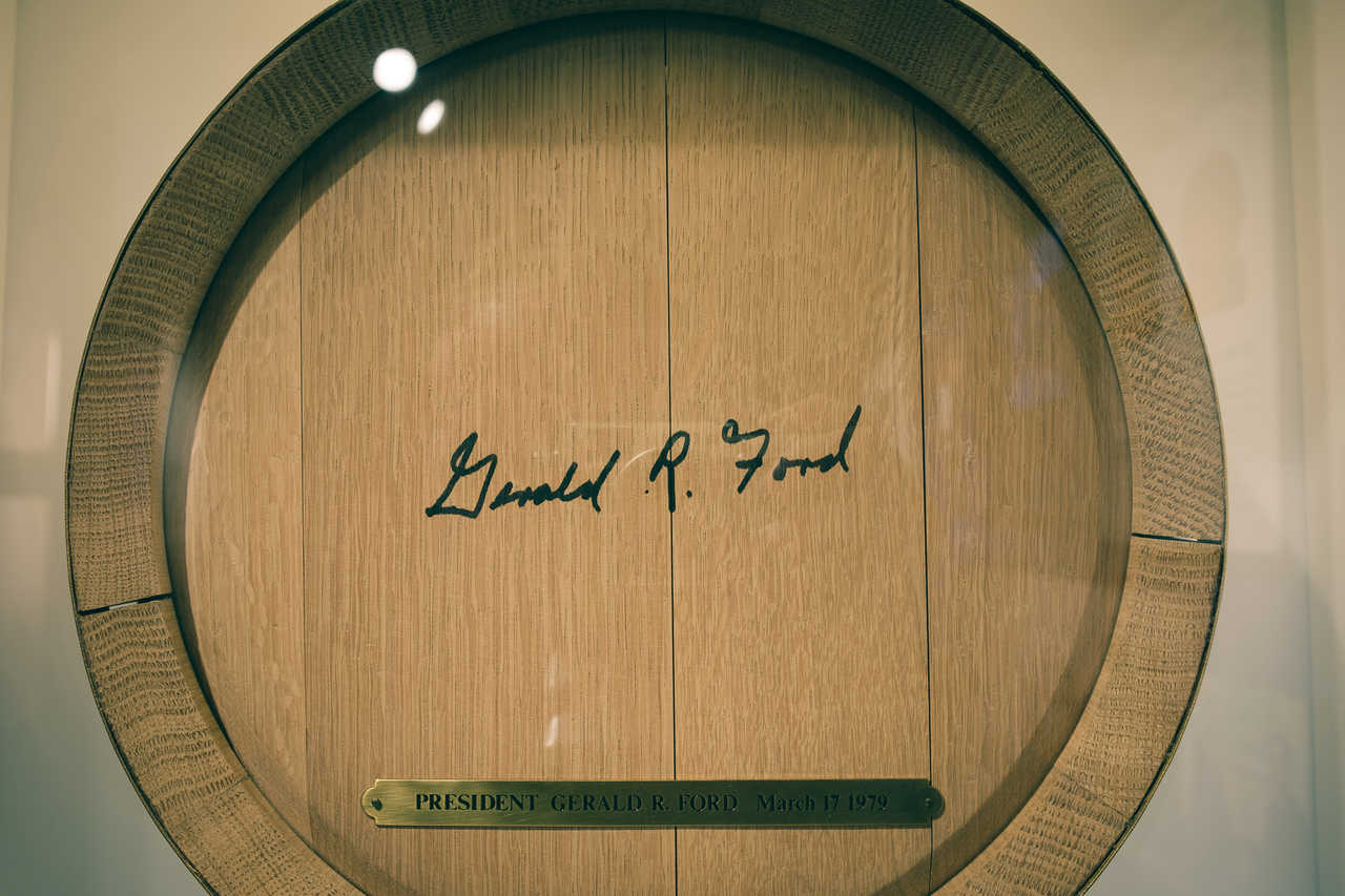 La firma del presidente de los estados unidos en un barril de whisky Suntory