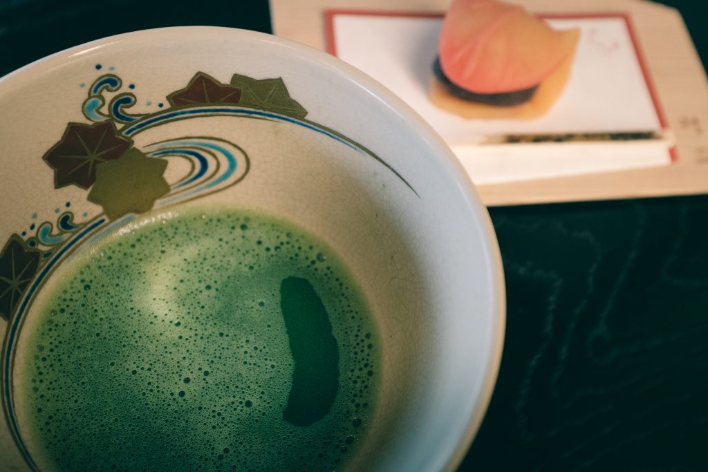 el té matcha con el dulce japonés
