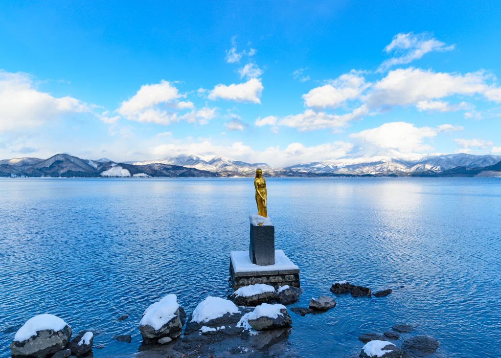 Una estatua dorada de Tatsuko en Tazawako