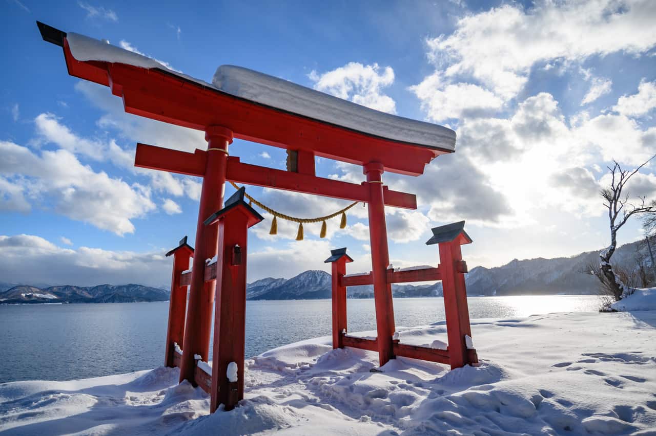 El torii rojo del lago Tazawako