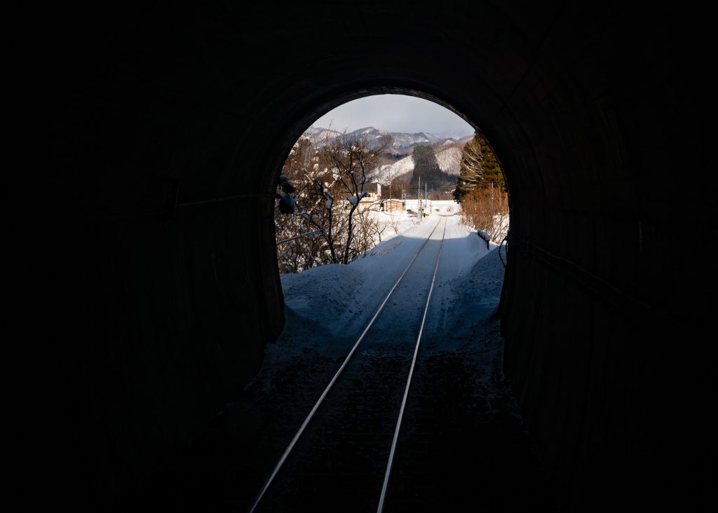 Pasando por un túnel con uno de los trenes japoneses en Akita