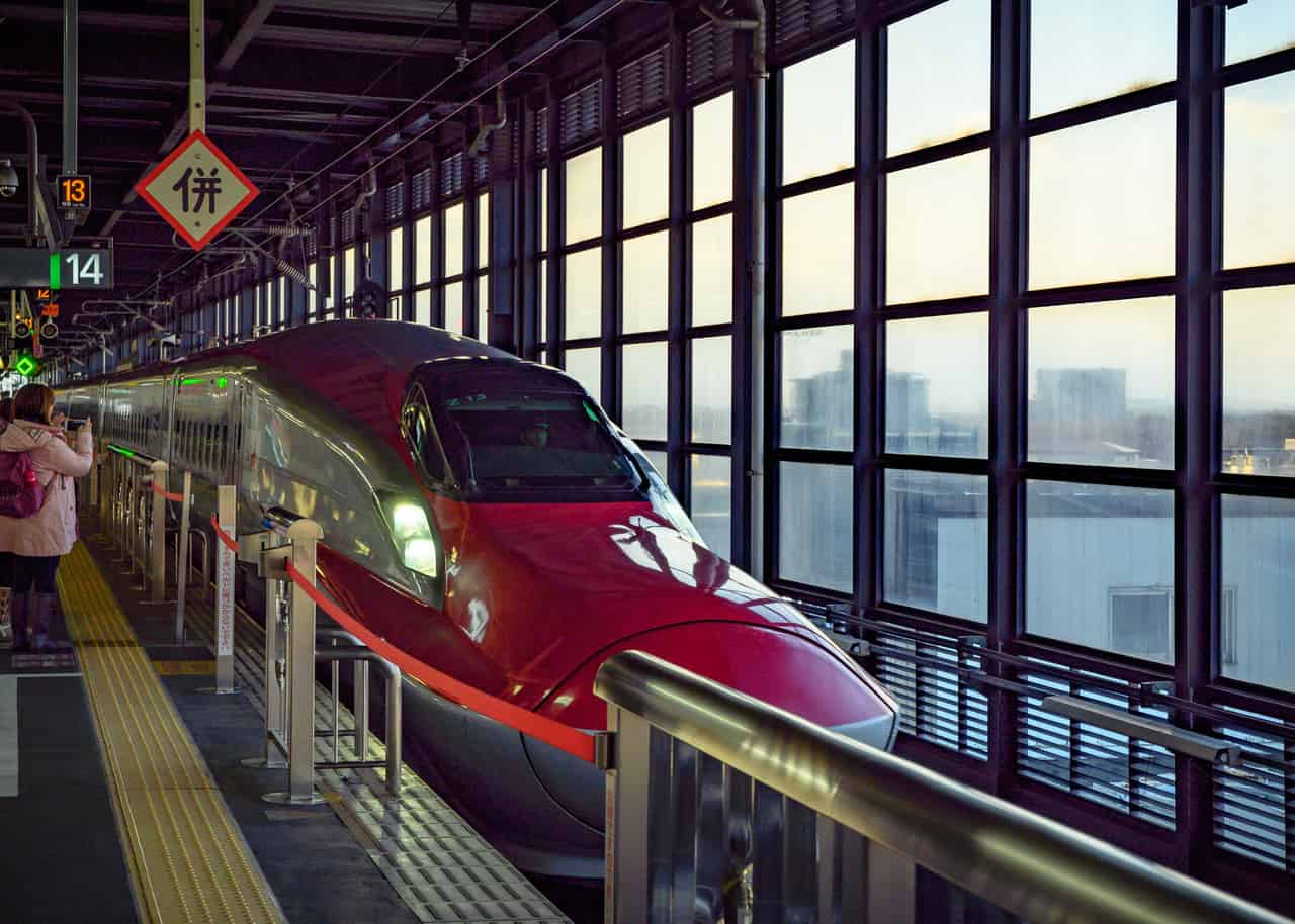 El shinkansen Komachi en una estación de Japón