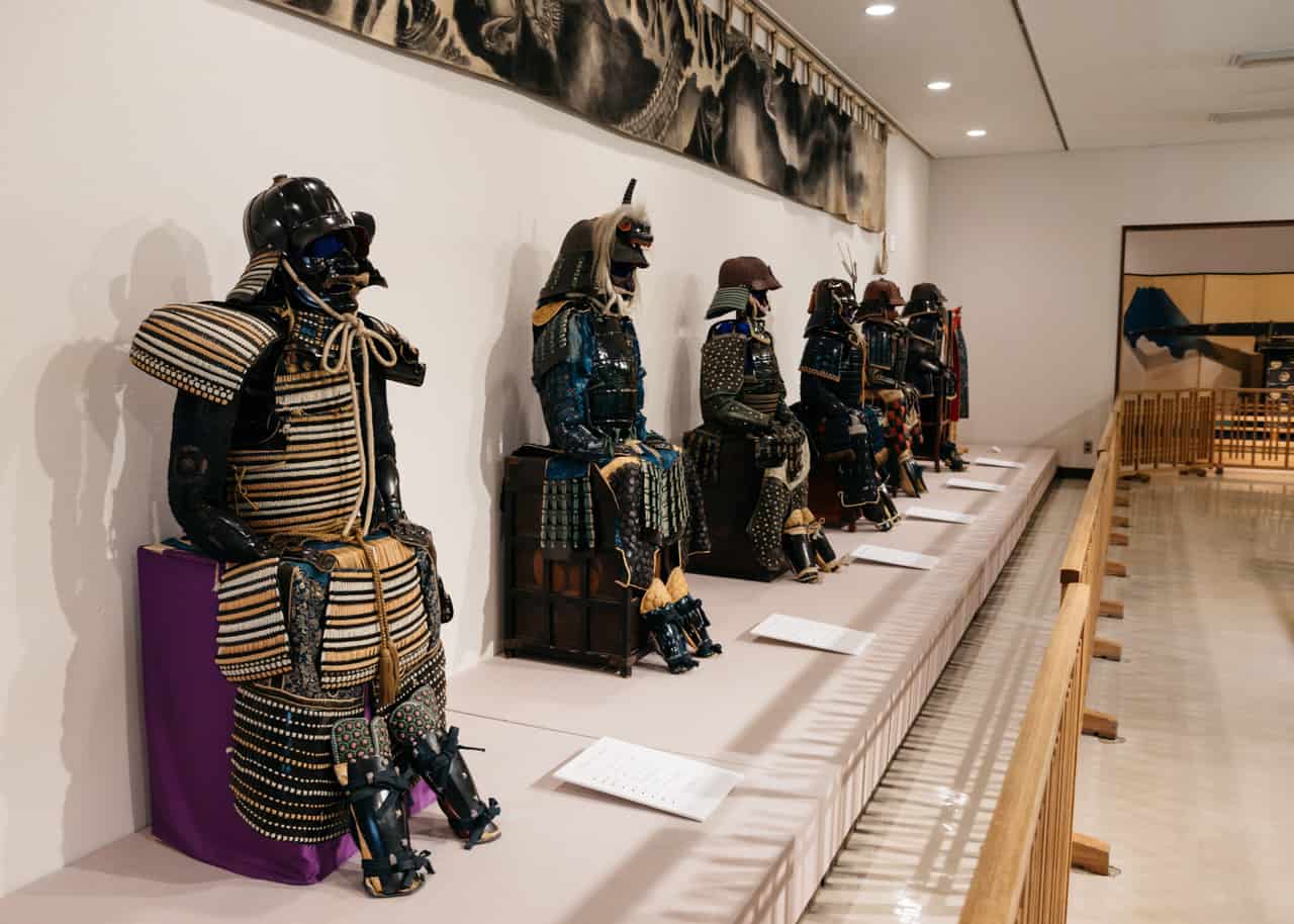 Una exposición de artefactos samurais en el denshokan