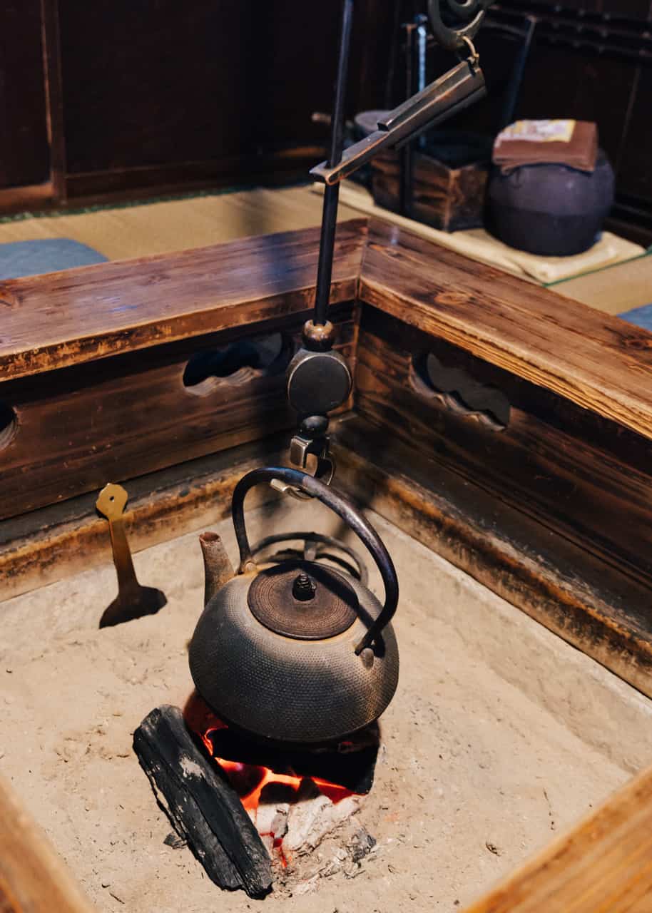 La tetera calentándose en un irori japonés.