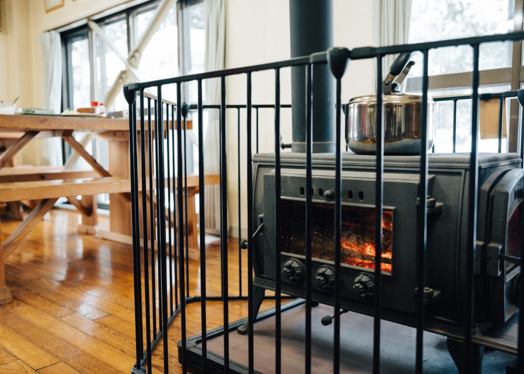 La estufa de leña que calienta la zona comunitaria del hostel de Semnboku