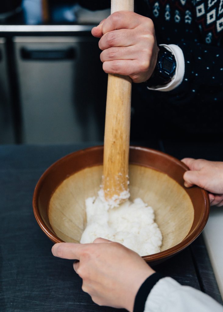 Machacando el arroz con un mortero