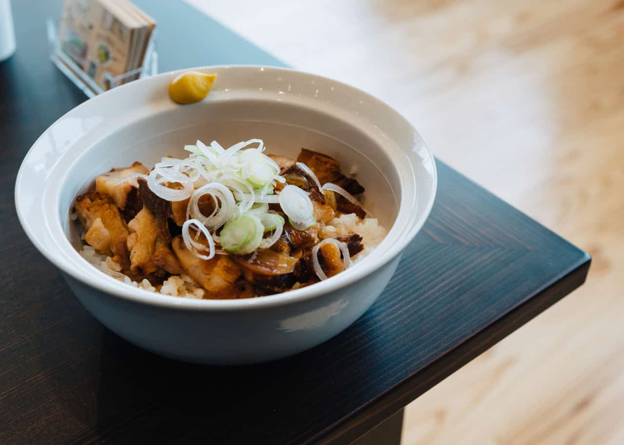 Un plato de arroz con panceta