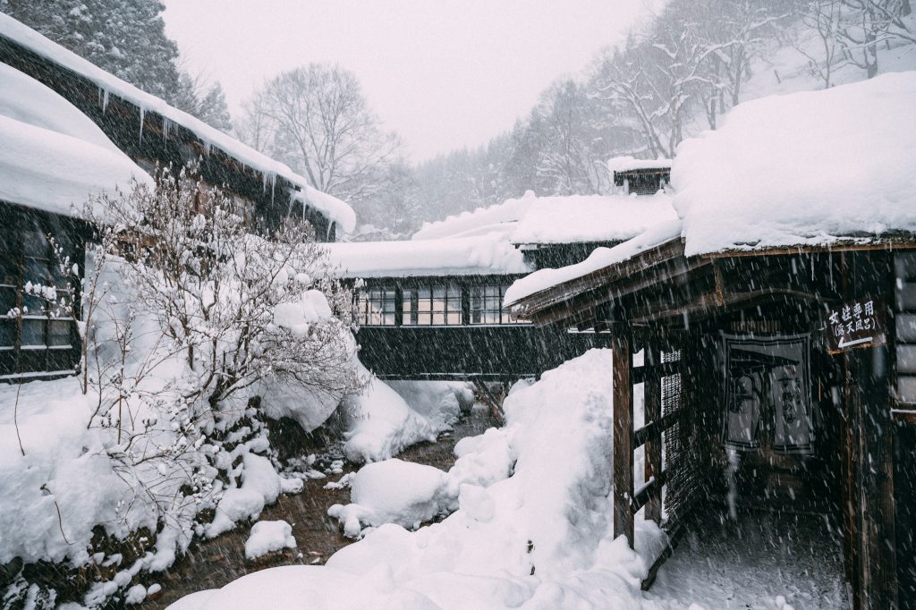Una imagen exterior del onsen de Akita