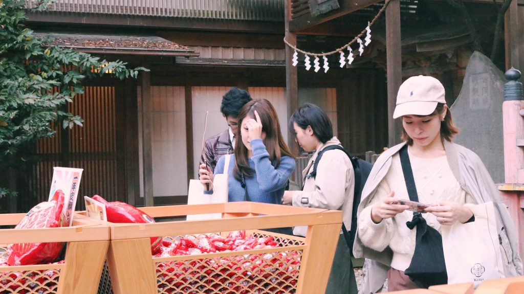 Pescando en el santuario Hikawa de Kawagoe