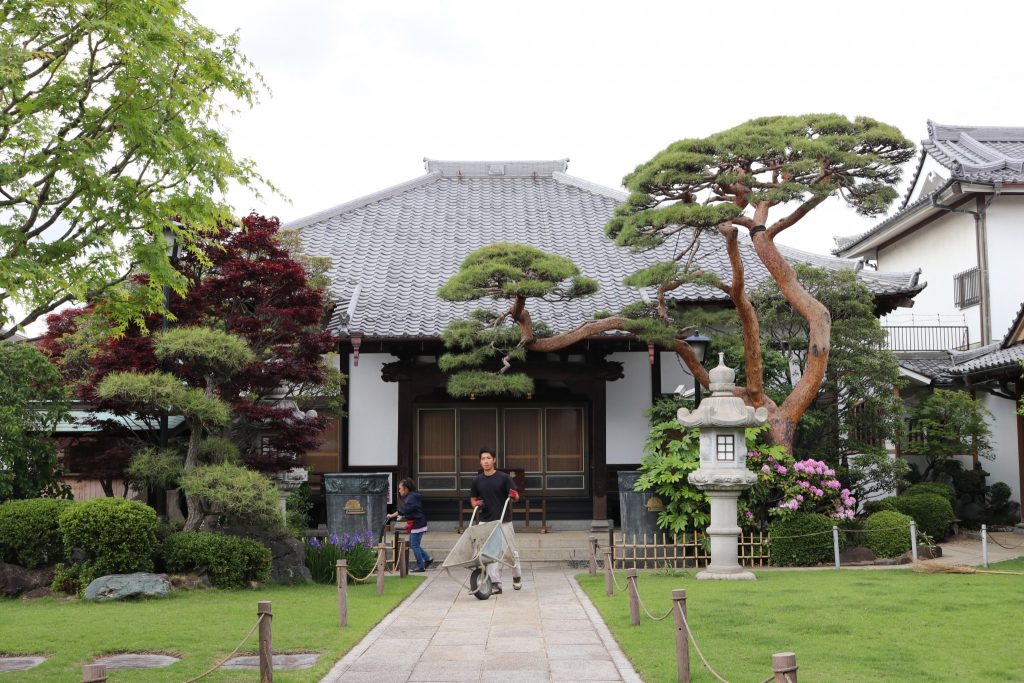 Un templo con un trabajador