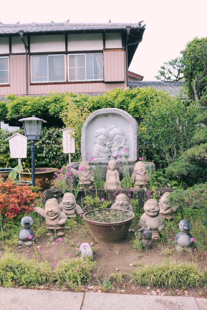 Un templo con estatuas de enanitos