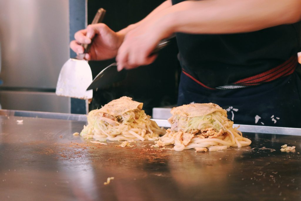 El proceso de elaboración de los okonomiyakis en Koenji