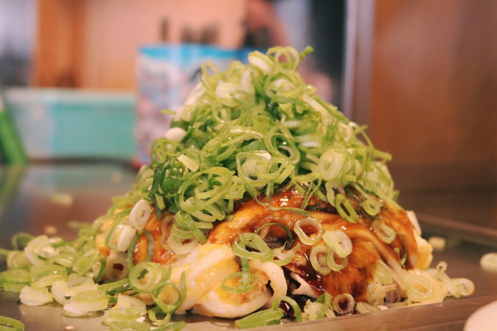 El okonomiyaki repleto de cebollino