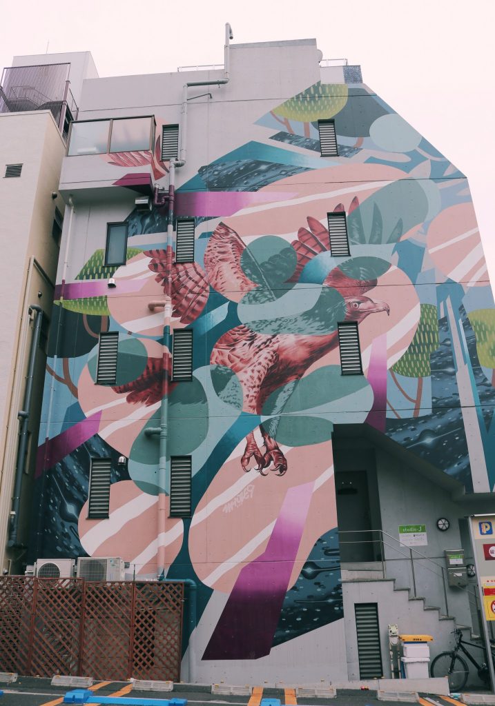 graffitis en las paredes de Koenji