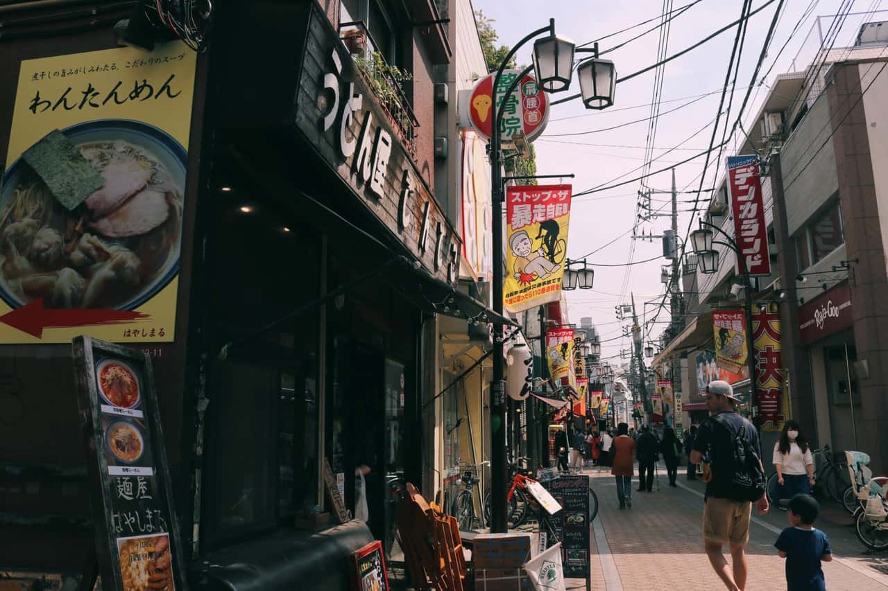 Una calle de Koenji llena de restaurantes, en Tokio
