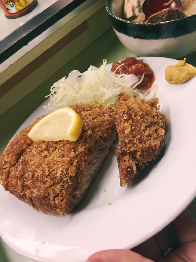 Comida en el izakaya de Akabane Marumasuya