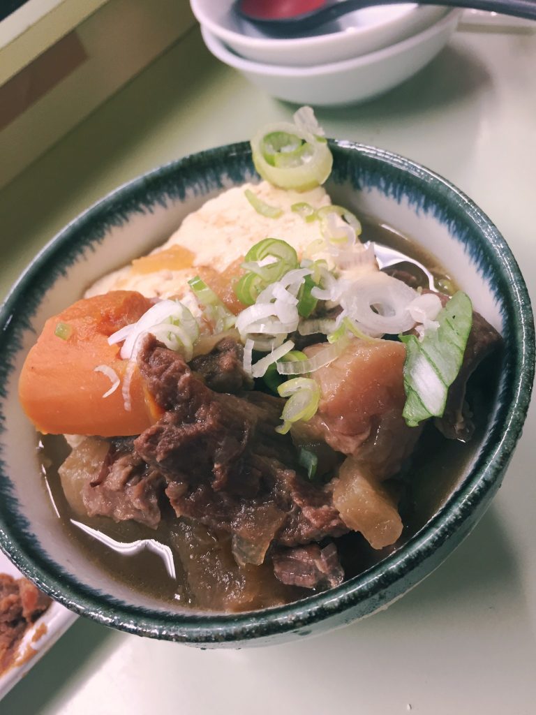 Comida en el izakaya de Akabane Marumasuya