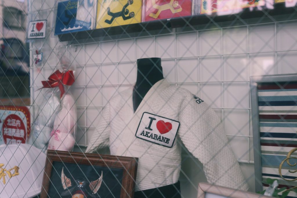 Parche de I Love Akabane en un traje de judo