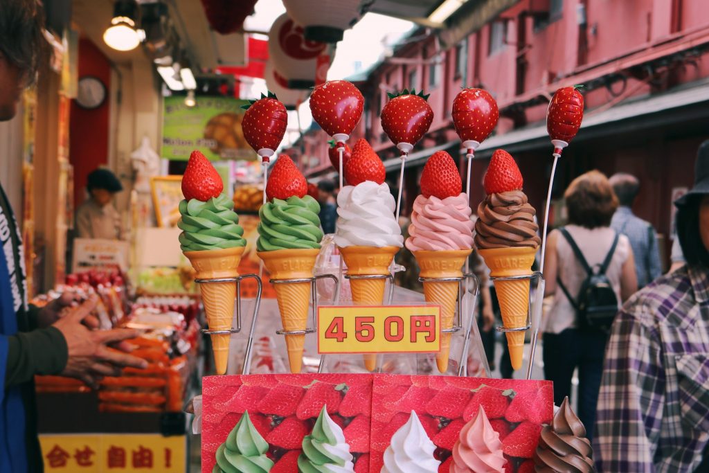 Probando snacks en el barrio de Asakusa en Tokio