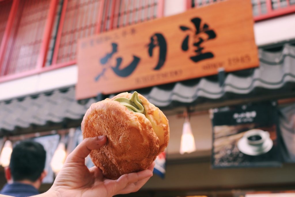 Un melon pan relleno de matcha