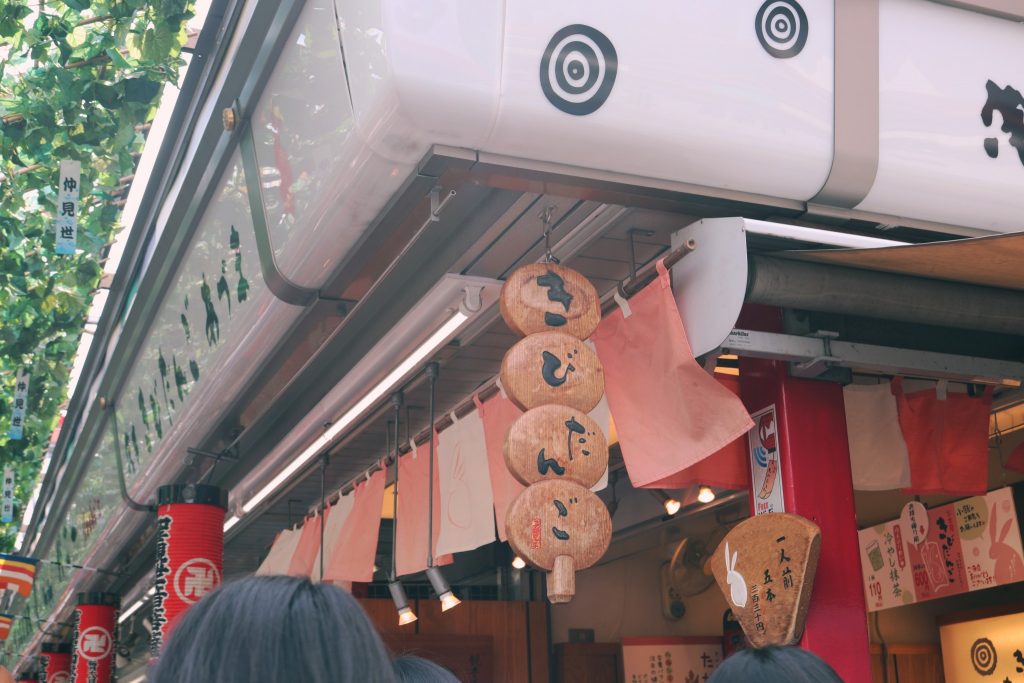 El cartel de la tienda de Kibidango en Asakusa, Tokio