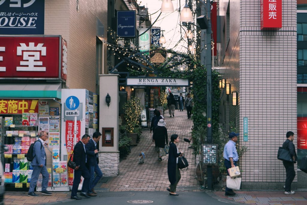 La calle regenzaka se destaca entre las calles de la zona