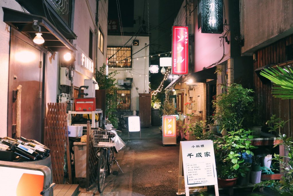 El encanto de la calle de restaurantes en Tokio