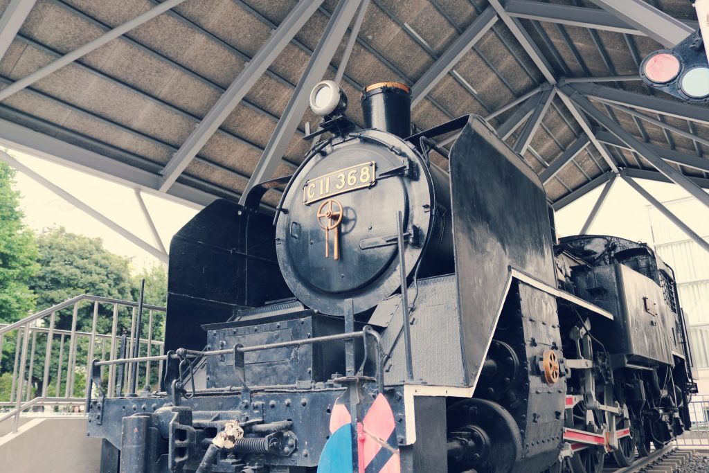 Un tren antiguo japonés en el parque