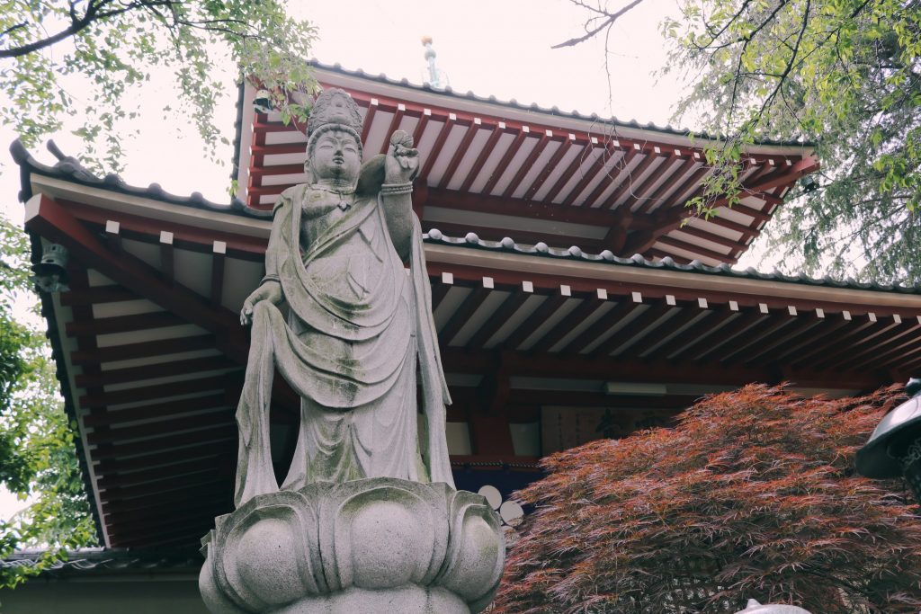 Una figura budista en templo Arai Yakushi