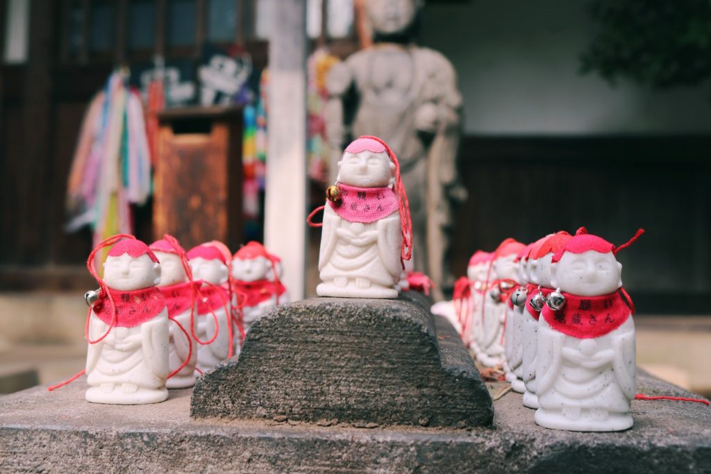 Figuritas pequeñas en el templo Arai Yakushi
