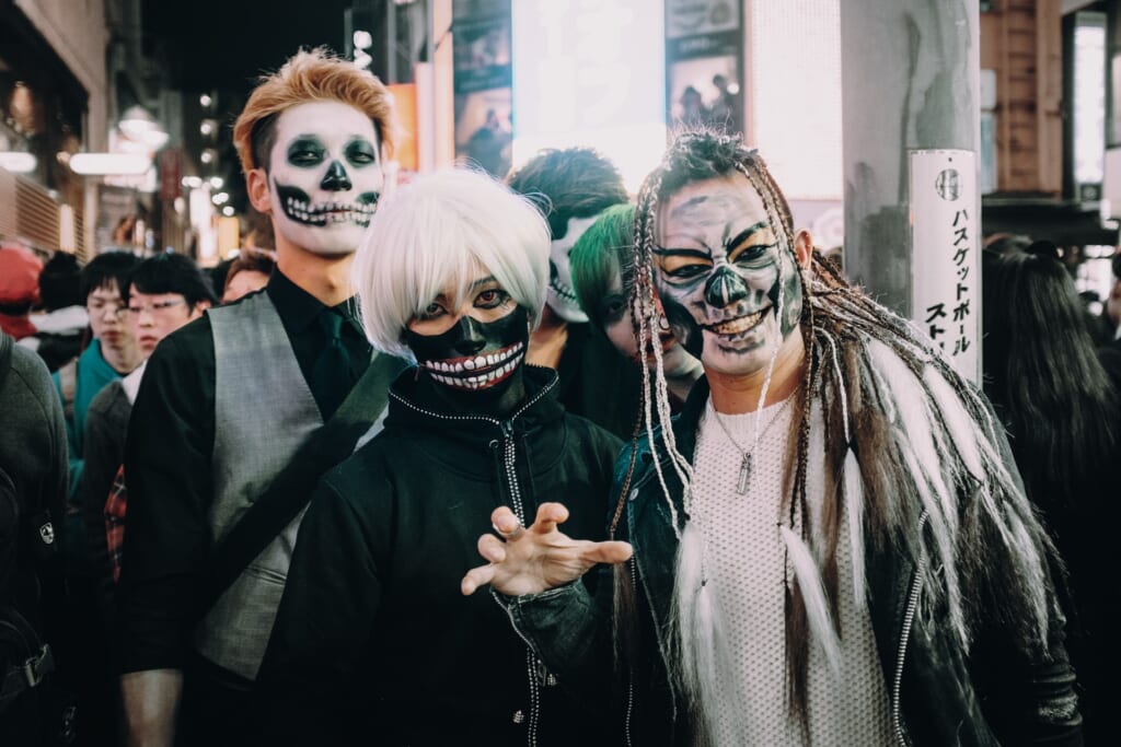 chicos disfrazados durante Halloween en Tokio