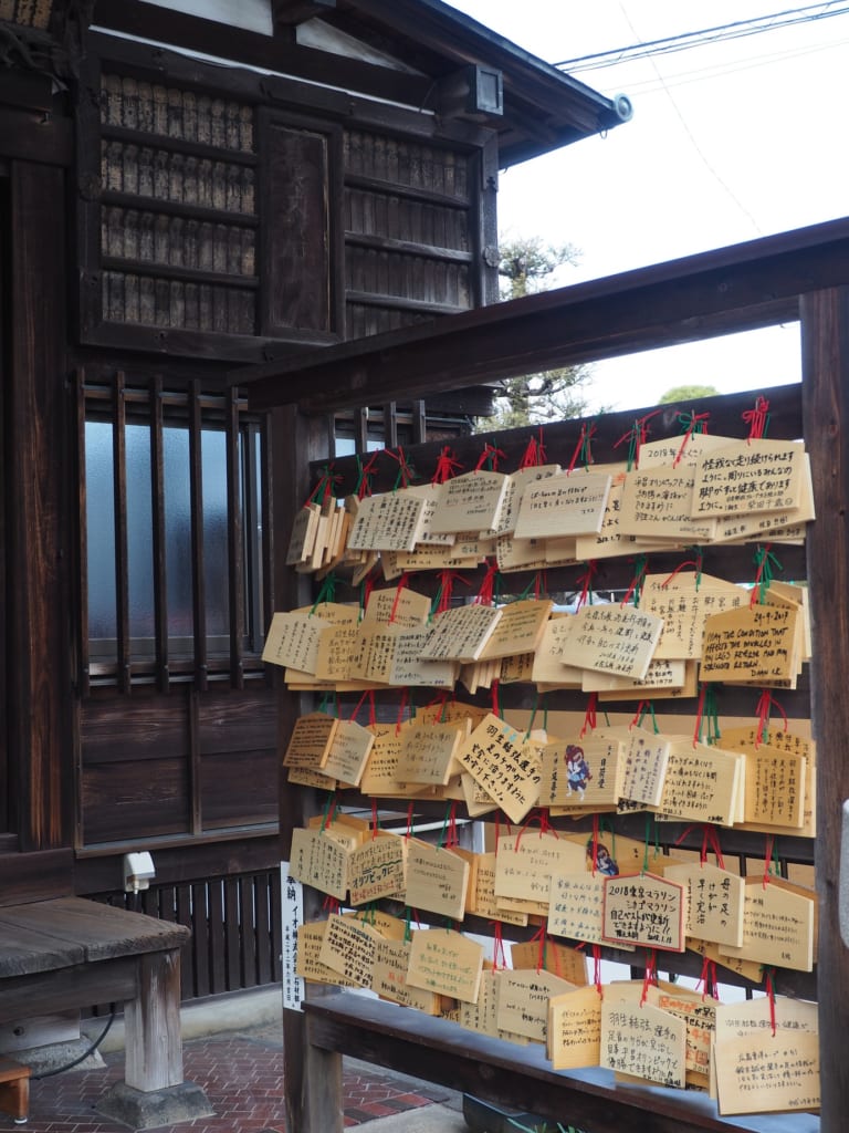 Tablillas ema en un templo en Yanaka