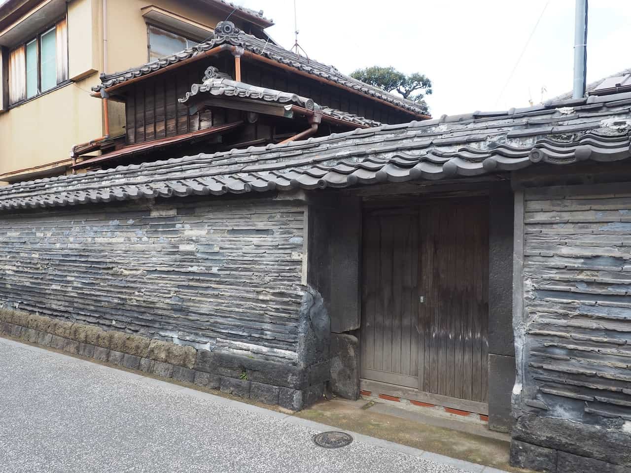Un detalle de la antigua pared en Yanaka