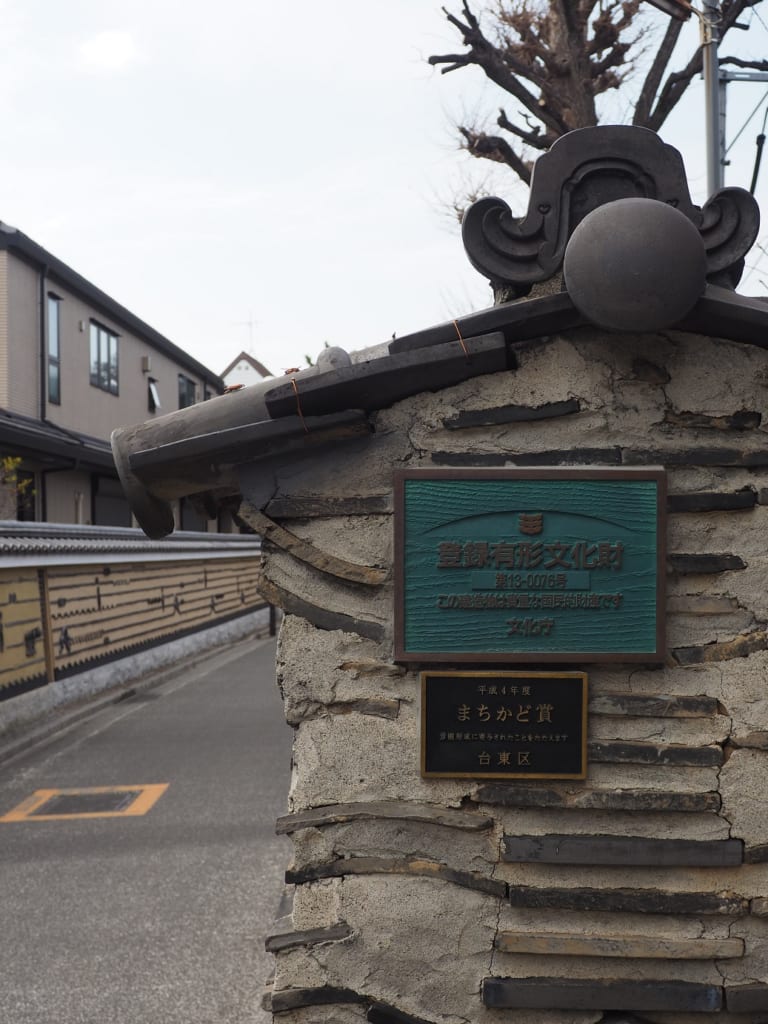 Una pared de estilo Dobei en Yanesen.