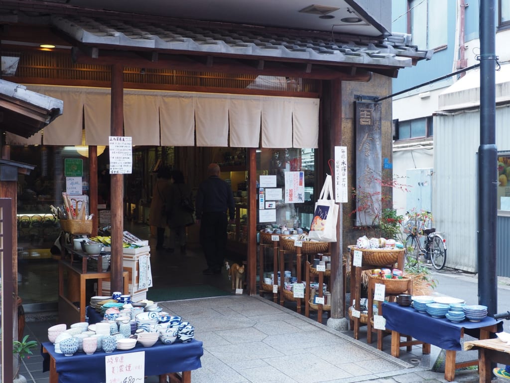 La parte exterior de una tienda de utensilios de cocina en Yanaka, Nippori, Tokio, Japón