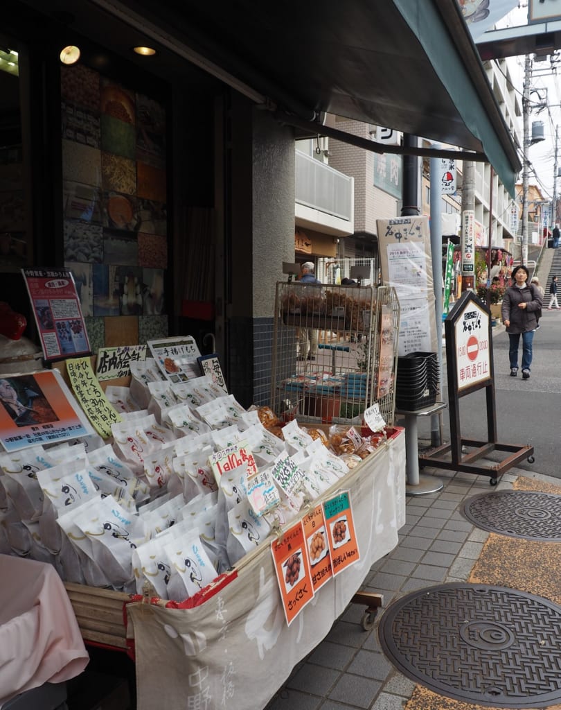 Una gran variedad de dulces en Yanaka, Nippori, Tokio, Japón