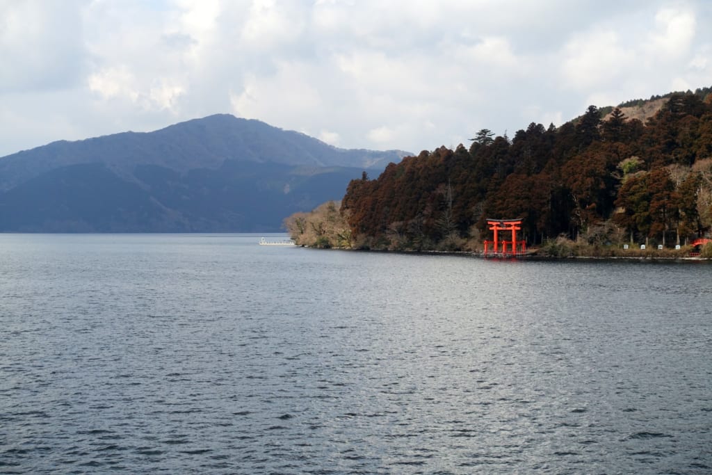 Torii de Hakone, lago Ashi, Hakone, Kanagawa, Japón
