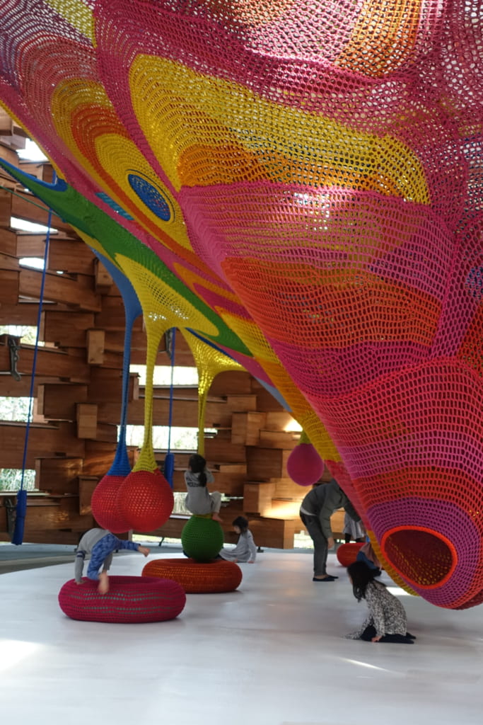 Niños jugando en el Open Air Museum, Hakone, Kanagawa, Japón