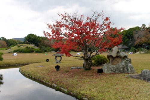 Follaje otoñal en Korakuen, Okayama, Isla de Honshu, Japón