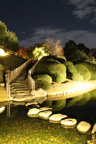 Iluminación nocturna en Korakuen, Okayama, Isla de Honshu, Japón