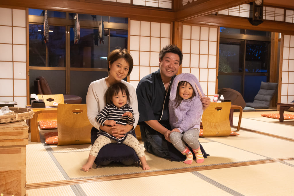 La familía dueña del hostal Iromusubi en Murakami, Niigata, Japón