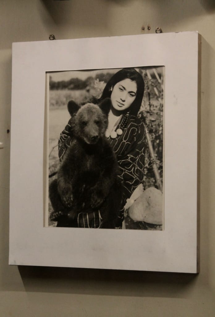 Fotografía de una Ainu, Kawamura Kaneto Ainu Memorial Museum, Asahikawa, Hokkaido, Japón