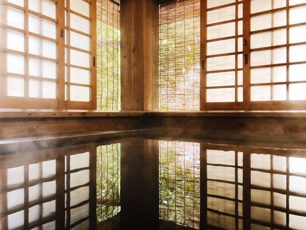 El onsen privado en un ryokan