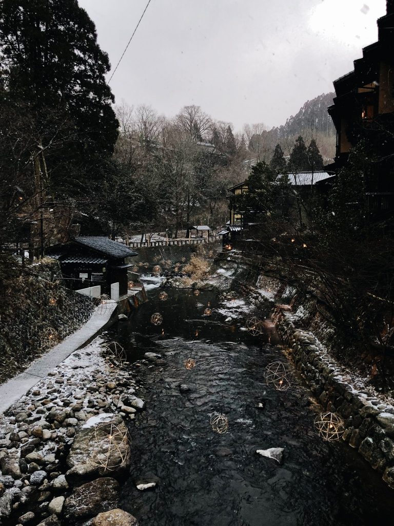 Linternas flotantes en el río Kurokawa Onsen.