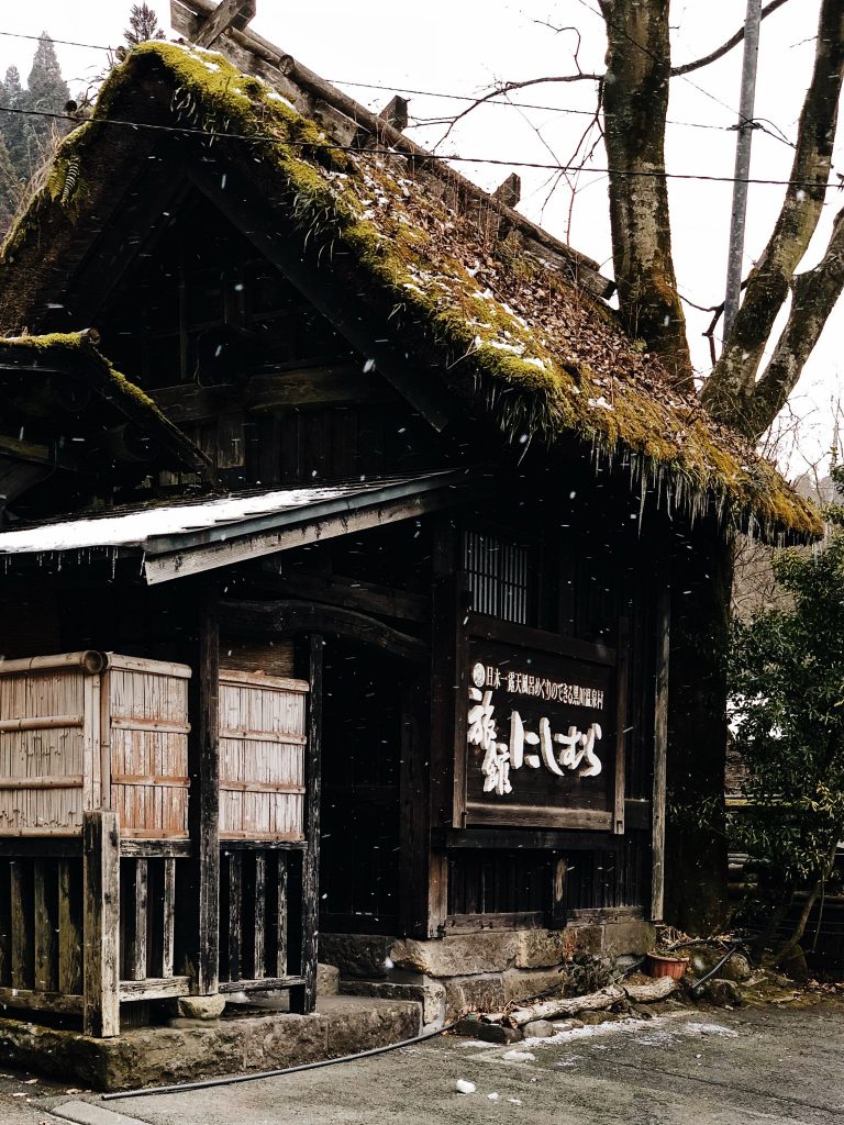 Una casa con un poco de nieve en Japón